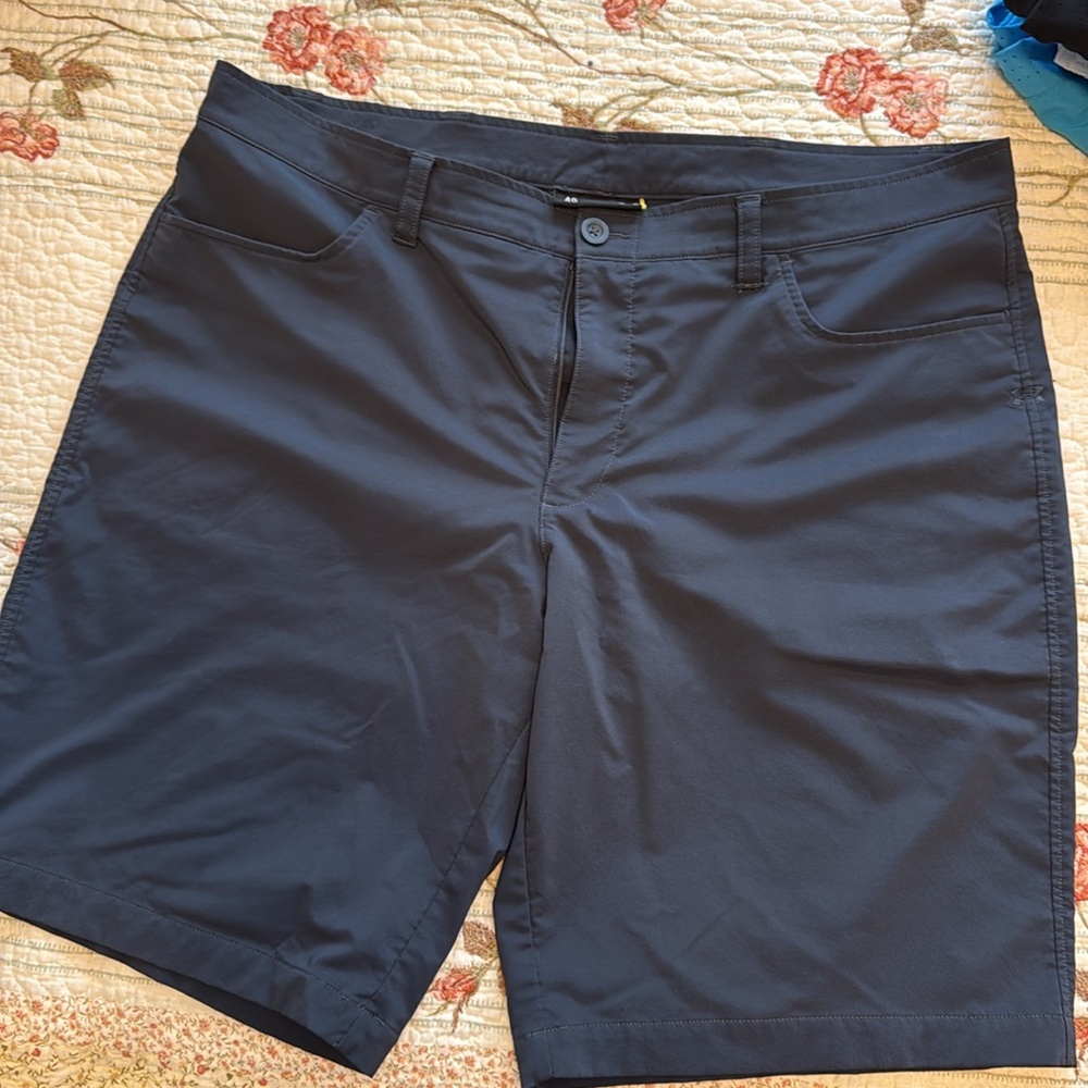 UNDER ARMOUR size Men’s 40. Excellent Condition. “Heat Gear”